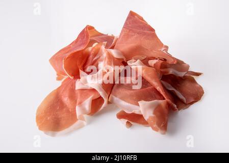 Scheiben Parmaschinken (italienischer Prosciutto crudo) isoliert auf weißem Hintergrund Stockfoto