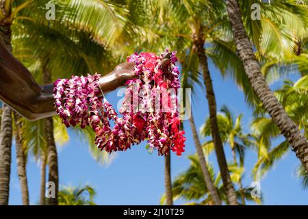 Arm der ikonischen Statue von Herzog Kahanamoku voller Leis auf Hawaii Stockfoto