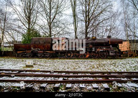 Alte rostige Lokomotive am Bahnhof. Stockfoto