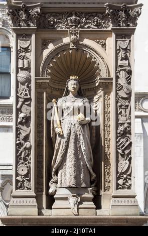 Drachen der Londoner City Temple Bar, Sockel von Horace Jones mit Statue der Königin Victorias Stockfoto