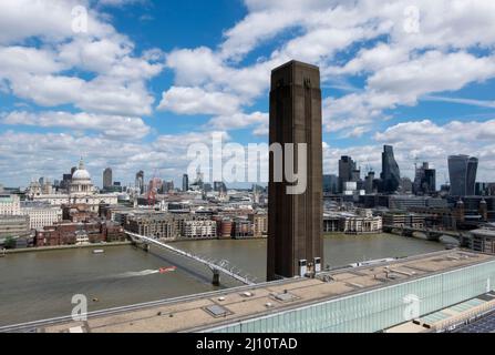 Blick vom Erweiterungsbau der Tate Modern in den alten Kraftwerksturm und die Stadt Stockfoto