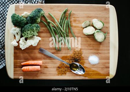 Overhead Schuss von Gemüse auf einem HolzschneidebrK Stockfoto