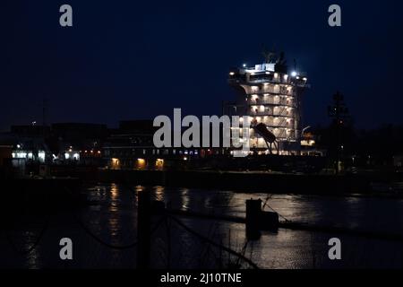 Kiel, Deutschland - 22. Februar 2022: Ein Seeschiff fährt nachts von der Ostsee in den Nord-Ostsee-Kanal. Der Nord-Ostsee-Kanal verbindet die Ostsee mit der Nordsee Stockfoto