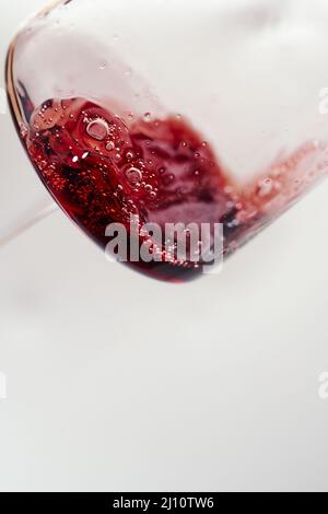 Nahaufnahme von Rotwein in Weinglas Stockfoto