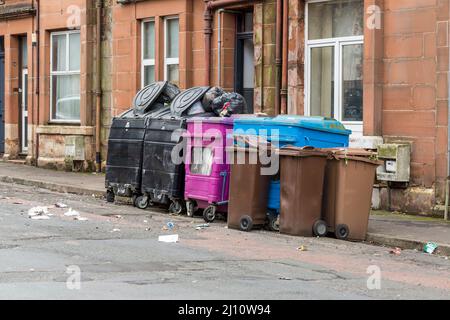 In der Stadt Largs, North Ayrshire, Schottland, Großbritannien, warten auf die Entleerung inländischer Mülltonnen am Straßenrand Stockfoto