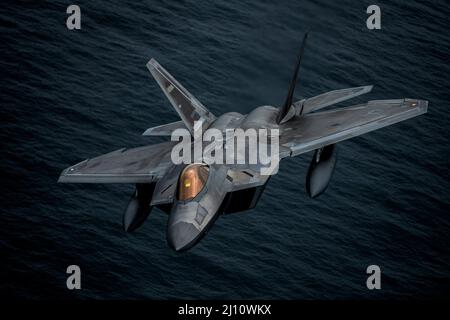 Golf von Alaska, USA. 16. März 2022. Ein F-22 Raptor-Kampfjet der US Air Force, der während der Operation Noble Defender am 16. März 2022 vor der Küste Alaskas der Region Alaska zugewiesen wurde. Die NORAD-Übung ist Teil der jüngsten militärischen Schritte, um die russische Beteiligung in der Ukraine zu verhindern. Quelle: SRA Joseph Leveille/USA Air Force/Alamy Live News Stockfoto