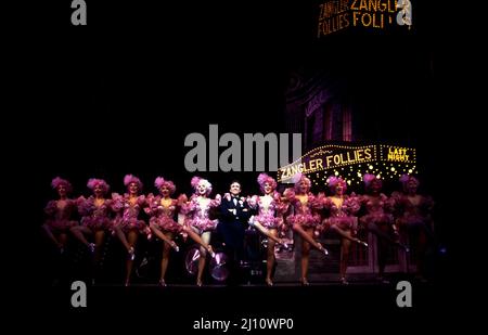 Kirby ward (Bobby Child) with the Zangler Follies girls in CRAZY FOR YOU at the Prince Edward Theatre, London W1 03/03/1993 Musik und Texte: George & Ira Gershwin Buch: Ken Ludwig Co-konzipiert von Ken Ludwig & Mike Ockrent Bühnenbild: Robin Wagner Kostüme: William Ivey lange Beleuchtung: Paul Gallo Choreographie: Susan Stroman Regie: Mike Ockrent Stockfoto