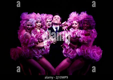 Kirby ward (Bobby Child) with the Zangler Follies girls in CRAZY FOR YOU at the Prince Edward Theatre, London W1 03/03/1993 Musik und Texte: George & Ira Gershwin Buch: Ken Ludwig Co-konzipiert von Ken Ludwig & Mike Ockrent Bühnenbild: Robin Wagner Kostüme: William Ivey lange Beleuchtung: Paul Gallo Choreographie: Susan Stroman Regie: Mike Ockrent Stockfoto