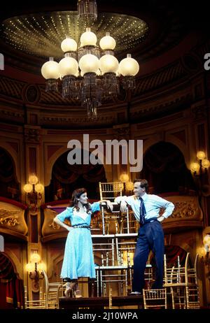 Ruthie Henshold (Polly Baker), Kirby ward (Bobby Child) in CRAZY FOR YOU at the Prince Edward Theatre, London W1 03/03/1993 Musik und Texte: George & Ira Gershwin Buch: Ken Ludwig Co-konzipiert von Ken Ludwig & Mike Ockrent Bühnenbild: Robin Wagner Kostüme: William Ivey lange Beleuchtung: Paul Gallo Choreographie: Susan Stroman Regie: Mike Ockrent Stockfoto