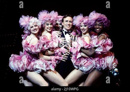 Kirby ward (Bobby Child) with the Zangler Follies girls in CRAZY FOR YOU at the Prince Edward Theatre, London W1 03/03/1993 Musik und Texte: George & Ira Gershwin Buch: Ken Ludwig Co-konzipiert von Ken Ludwig & Mike Ockrent Bühnenbild: Robin Wagner Kostüme: William Ivey lange Beleuchtung: Paul Gallo Choreographie: Susan Stroman Regie: Mike Ockrent Stockfoto