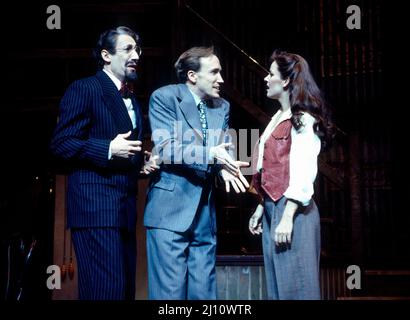 l-r: Chris Langham (Bela Zangler), Kirby ward (Bobby Child), Ruthie Henshold (Polly Baker) in CRAZY FOR YOU at the Prince Edward Theatre, London W1 03/03/1993 Musik und Texte: George & Ira Gershwin Buch: Ken Ludwig Co-konzipiert von Ken Ludwig & Mike Ockrent Bühnenbild: Robin Wagner Kostüme: William Ivey Long Lighting: Paul Gallo Choreographie: Susan Stroman Regie: Mike Ockrent Stockfoto