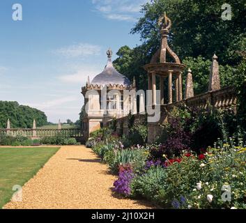 Montacute House, Garten, Haus mit Einfahrt Stockfoto