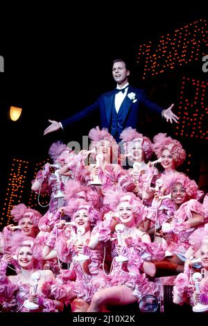 Tim Flavin (Bobby Child) with the Zangler Follies girls in CRAZY FOR YOU at the Prince Edward Theatre, London W1 03/1994 Musik & Texte: George & Ira Gershwin Buch: Ken Ludwig Co-konzipiert von Ken Ludwig & Mike Ockrent Bühnenbild: Robin Wagner Kostüme: William Ivey lange Beleuchtung: Paul Gallo Choreographie: Susan Stroman Regie: Mike Ockrent Stockfoto