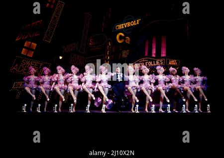 Tim Flavin (Bobby Child) with the Zangler Follies girls in CRAZY FOR YOU at the Prince Edward Theatre, London W1 03/1994 Musik & Texte: George & Ira Gershwin Buch: Ken Ludwig Co-konzipiert von Ken Ludwig & Mike Ockrent Bühnenbild: Robin Wagner Kostüme: William Ivey lange Beleuchtung: Paul Gallo Choreographie: Susan Stroman Regie: Mike Ockrent Stockfoto