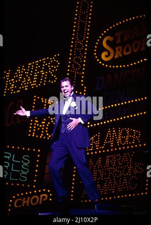 Tim Flavin (Bobby Child) with the Zangler Follies girls in CRAZY FOR YOU at the Prince Edward Theatre, London W1 03/1994 Musik & Texte: George & Ira Gershwin Buch: Ken Ludwig Co-konzipiert von Ken Ludwig & Mike Ockrent Bühnenbild: Robin Wagner Kostüme: William Ivey lange Beleuchtung: Paul Gallo Choreographie: Susan Stroman Regie: Mike Ockrent Stockfoto