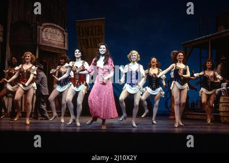 Zentrum: Helen Way (Polly Baker) in CRAZY FOR YOU at the Prince Edward Theatre, London W1 03/1994 Musik und Texte: George & Ira Gershwin Buch: Ken Ludwig Co-konzipiert von Ken Ludwig & Mike Ockrent Bühnenbild: Robin Wagner Kostüme: William Ivey lange Beleuchtung: Paul Gallo Choreographie: Susan Stroman Regie: Mike Ockrent Stockfoto