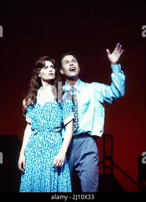 Helen Way (Polly Baker), Tim Flavin (Bobby Child) in CRAZY FOR YOU am Prince Edward Theater, London W1 03/1994 Musik und Texte: George & Ira Gershwin Buch: Ken Ludwig Co-konzipiert von Ken Ludwig & Mike Ockrent Bühnenbild: Robin Wagner Kostüme: William Ivey lange Beleuchtung: Paul Gallo Choreographie: Susan Stroman Regie: Mike Ockrent Stockfoto