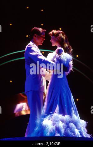 Tim Flavin (Bobby Child), Helen Way (Polly Baker) in CRAZY FOR YOU at the Prince Edward Theatre, London W1 03/1994 Musik und Texte: George & Ira Gershwin Buch: Ken Ludwig Co-konzipiert von Ken Ludwig & Mike Ockrent Bühnenbild: Robin Wagner Kostüme: William Ivey lange Beleuchtung: Paul Gallo Choreographie: Susan Stroman Regie: Mike Ockrent Stockfoto