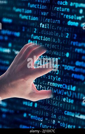 Nehmen Sie einen Computer-Softwarecode mit der Hand Stockfoto