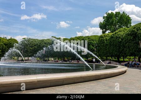 Riesiger Brunnen auf einem schönen platz in Washington DC, USA an einem sonnigen Tag Stockfoto