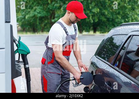 Tankstellenbegleiter Tankfüllung des Kundenwagens Stockfoto