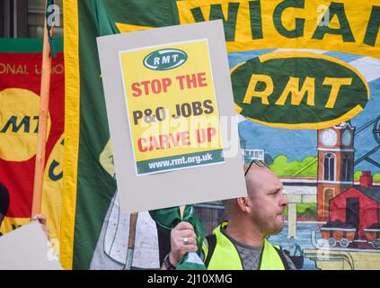 London, Großbritannien. 21.. März 2022. Mitarbeiter von P&O Ferries und Mitglieder der RMT Union veranstalteten einen Protest vor dem Hauptsitz von DP World, dem Unternehmen, das P&O besitzt, nachdem 800 britische Mitarbeiter entlassen und durch Leiharbeiter ersetzt wurden. Die Demonstranten marschierten dann zum Parlament. Kredit: Vuk Valcic/Alamy Live Nachrichten Stockfoto