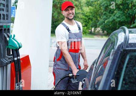 Tankstellenbegleiter Tankfüllung des Kundenwagens Stockfoto