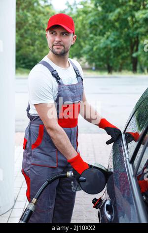 Tankstellenbegleiter Tankfüllung des Kundenwagens Stockfoto