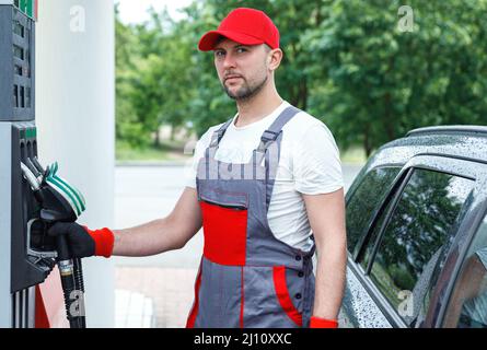 Tankstellenbegleiter Tankfüllung des Kundenwagens Stockfoto