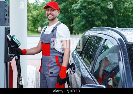 Tankstellenbegleiter Tankfüllung des Kundenwagens Stockfoto