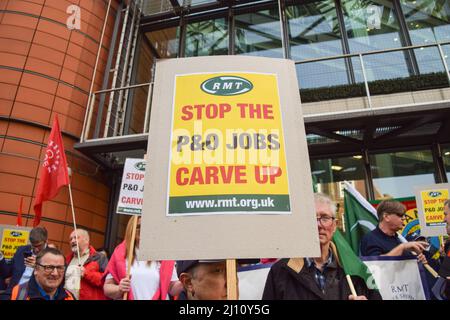 London, Großbritannien. 21.. März 2022. Mitarbeiter von P&O Ferries und Mitglieder der RMT Union veranstalteten einen Protest vor dem Hauptsitz von DP World, dem Unternehmen, das P&O besitzt, nachdem 800 britische Mitarbeiter entlassen und durch Leiharbeiter ersetzt wurden. Die Demonstranten marschierten dann zum Parlament. Kredit: Vuk Valcic/Alamy Live Nachrichten Stockfoto