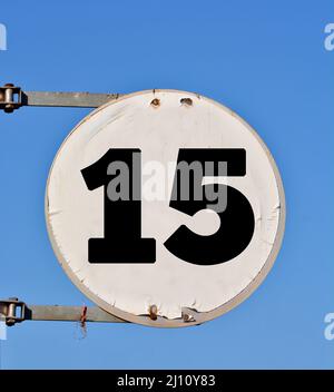 Rundes Straßenbanner mit der Nummer 15 im Hintergrund des Himmels. Stockfoto