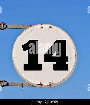 Rundes Straßenbanner mit der Nummer 14 im Hintergrund des Himmels. Stockfoto