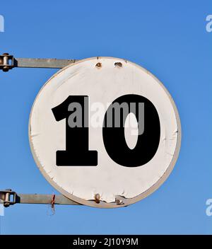 Rundes Straßenbanner mit der Nummer 10 im Hintergrund des Himmels. Stockfoto