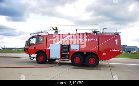 Feuerwehrauto am Flughafen London City. Der London City Airport ist ein internationaler Flughafen in London, England. Es befindet sich in den Royal Docks in London Stockfoto