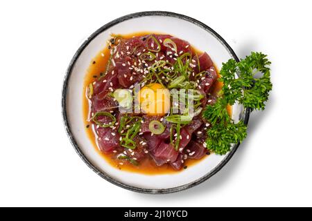 Maguro Thunfisch-Tartar mit Sesam-Schnittlauch-Algen und Wachtel isoliert auf Weiß Stockfoto