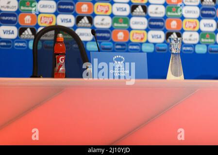 München, Deutschland. 21. März 2022. Leere Plätze und Getränke auf der Pressekonferenz vor der Pressekonferenz des FC Bayern München in der Allianz Arena, München. Sven Beyrich/SPP Kredit: SPP Sport Pressefoto. /Alamy Live News Stockfoto