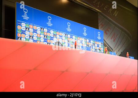 München, Deutschland. 21. März 2022. Pressekonferenz Bühne vor der Pressekonferenz des FC Bayern München in der Allianz Arena, München. Sven Beyrich/SPP Kredit: SPP Sport Pressefoto. /Alamy Live News Stockfoto