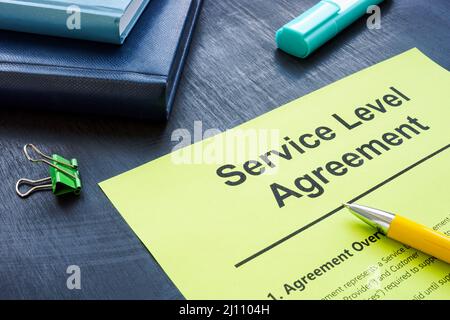 Service Level Agreement Form für Unterschrift und Stift. Stockfoto