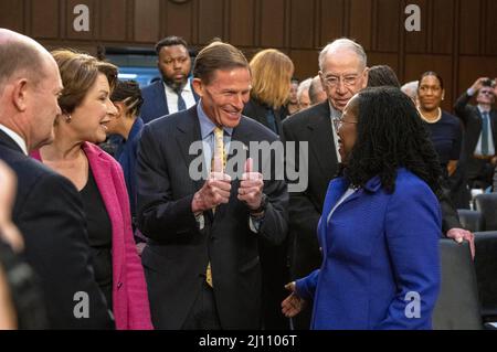 Senator der Vereinigten Staaten, Richard Blumenthal (Demokrat von Connecticut), bejaht, als Richterin Ketanji Brown Jackson, rechts, vor dem Justizausschuss des US-Senats über ihre Ernennung zum Associate Justice des Obersten Gerichtshofs der Vereinigten Staaten als Ersatz für Richter Stephen G. Breyer auf dem Capitol Hill in Washington, DC am Montag, 21. März 2021. Von links nach rechts: US-Senator Chris Coons (Demokrat von Delaware), US-Senatorin Amy Klobuchar (Demokrat von Minnesota) und US-Senator Chuck Grassley (Republikaner von Iowa), Mitglied des Rankings, US-Senatsausschuss für die Judici Stockfoto