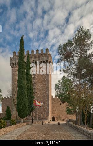 Schloss jetzt Parador Hotel de la befestigte mittelalterliche Stadt Alarcon in Cuenca, Kastilien-La Mancha, umgeben vom Jucar Fluss, Spanien, Europa Stockfoto