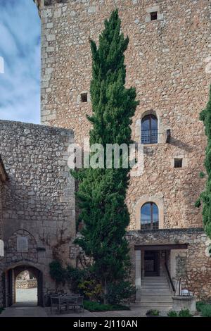 Schloss jetzt Parador Hotel de la befestigte mittelalterliche Stadt Alarcon in Cuenca, Kastilien-La Mancha, umgeben vom Jucar Fluss, Spanien, Europa Stockfoto