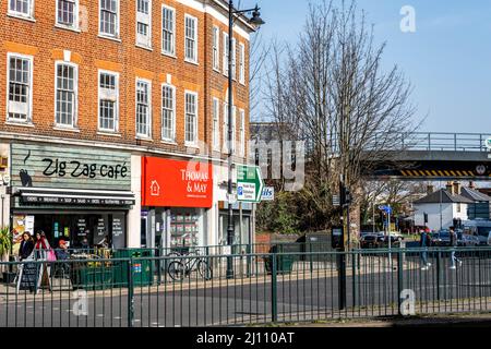 Epsom Surrey London, 21 2022. März, Epsom High Street Road and Railway Bridge with People Crossing Against A Blue Sky Stockfoto