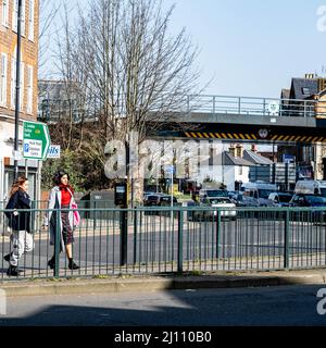 Epsom Surrey London, 21 2022. März, zwei junge Frauen überqueren die High Street Road Stockfoto