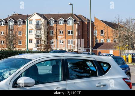 Epsom Surrey London, 21 2022. März, Öffentlicher Parkplatz mit modernem Wohngebäude im Hintergrund Stockfoto