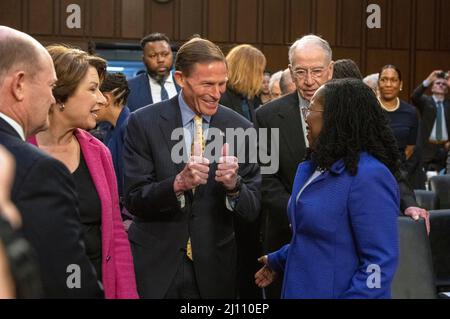 Senator der Vereinigten Staaten, Richard Blumenthal (Demokrat von Connecticut), bejaht, als Richterin Ketanji Brown Jackson, rechts, vor dem Justizausschuss des US-Senats über ihre Ernennung zum Associate Justice des Obersten Gerichtshofs der Vereinigten Staaten als Ersatz für Richter Stephen G. Breyer auf dem Capitol Hill in Washington, DC am Montag, 21. März 2021. Von links nach rechts: US-Senator Chris Coons (Demokrat von Delaware), US-Senatorin Amy Klobuchar (Demokrat von Minnesota) und US-Senator Chuck Grassley (Republikaner von Iowa), Mitglied des Rankings, US-Senatsausschuss für das Judic Stockfoto