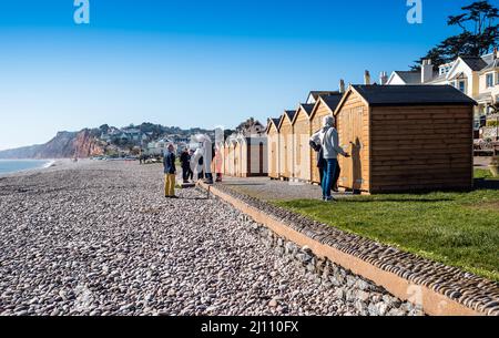 New Beach Huts am Budleigh Salterton Beach. Stockfoto