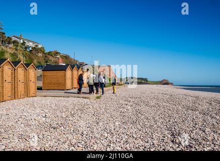 New Beach Huts am Budleigh Salterton Beach. Stockfoto