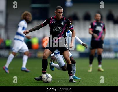 Oliver Norburn von Peterborough United während des Sky Bet Championship-Spiels im Kiyan Prince Foundation Stadium, London, in Aktion. Bilddatum: Sonntag, 20. März 2022. Stockfoto