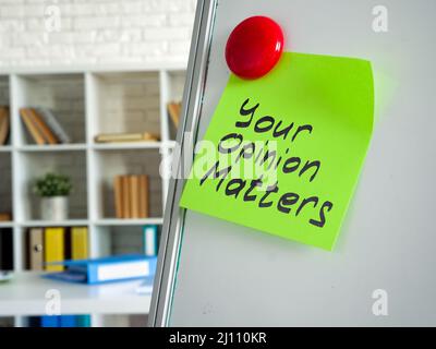 Ihre Meinung ist wichtig und steht auf dem Whiteboard im Büro. Stockfoto